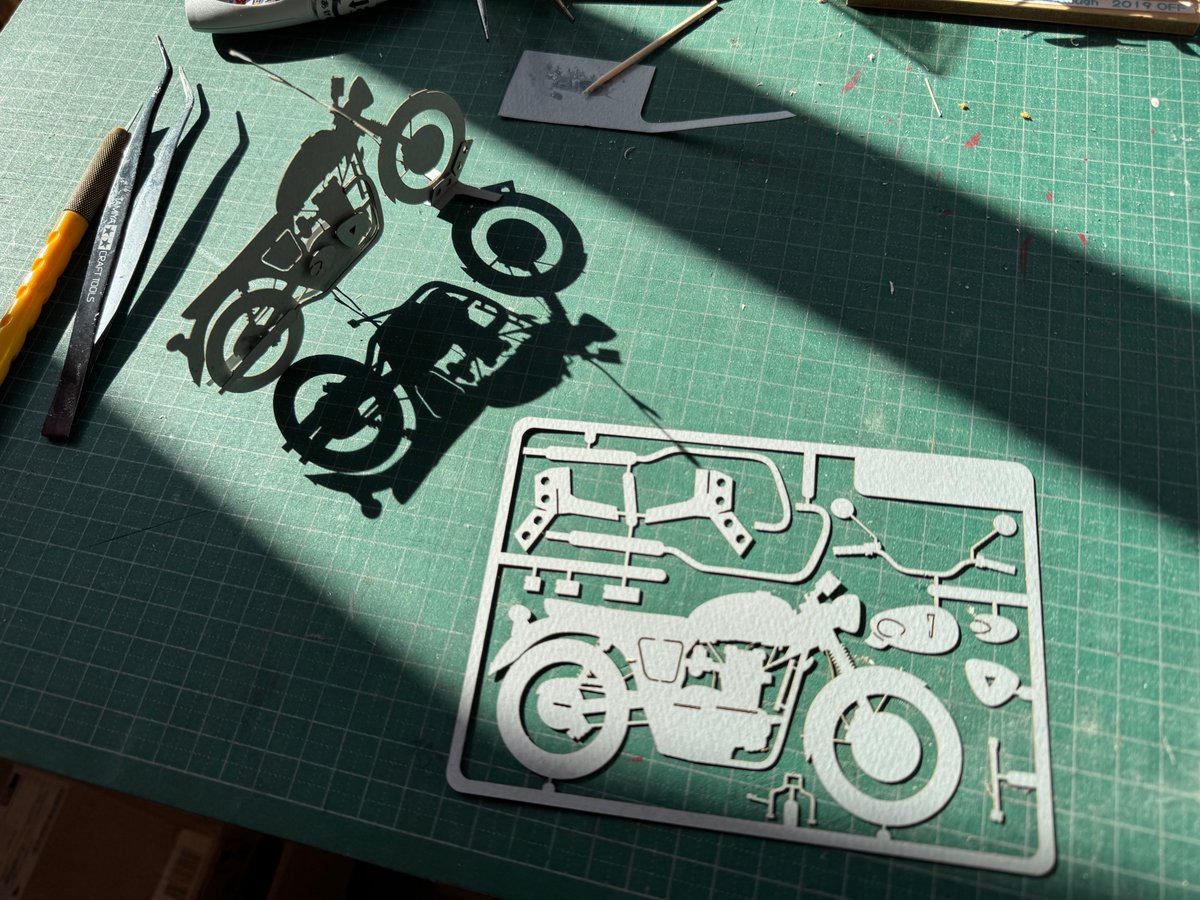 トライアンフ T100 2002年ボンネビル〜１発目の切り出しで形になったけど組立てると、まだ細かな修正しないと！
バンク角を稼ぐため？エキパイのエンドがクイっと上がってるのがセクシー！(*≧∀≦*)

#コズ紙オートバイサービス
#影を楽しむペーパークラフト
#トライアンフ
#ボンネビル