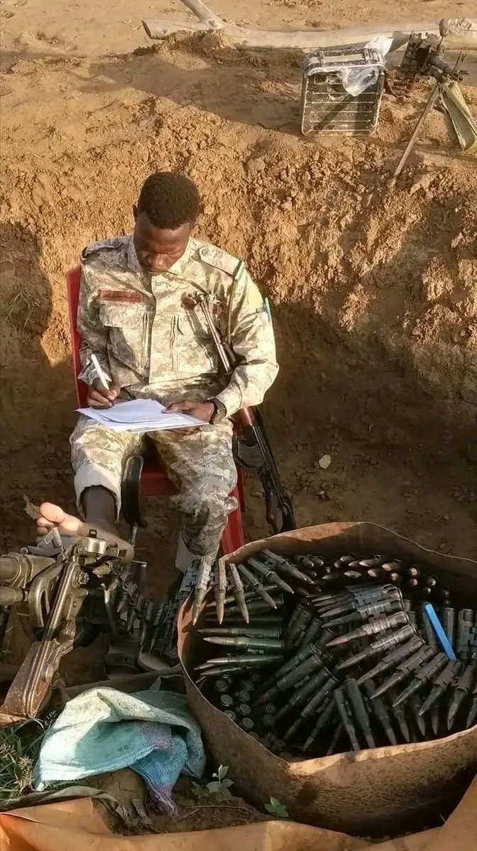 EastKordofan's tweet image. جندي وطالب من مدينة الدلنج يذاكر داخل دفاعات المدينة المحاصرة بجنوب كردفان
