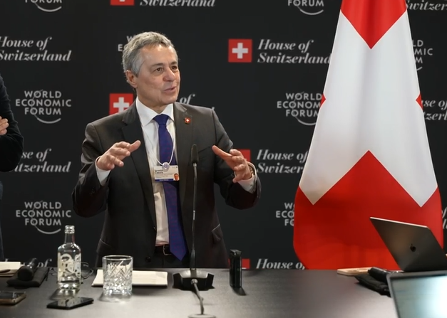 BurkhardtPhilip's tweet image. Der Schweizer #Bundesrat unterstützt das von US-Präsident Donald #Trump angeregte "Board of peace", sofern es sich auf #Gaza beschränkt. Dies erklärt Aussenminister @ignaziocassis am #WEF in Davos. 
Allerdings sei der Geltungsbereich des "Boards" "nicht ganz klar". (1/4)