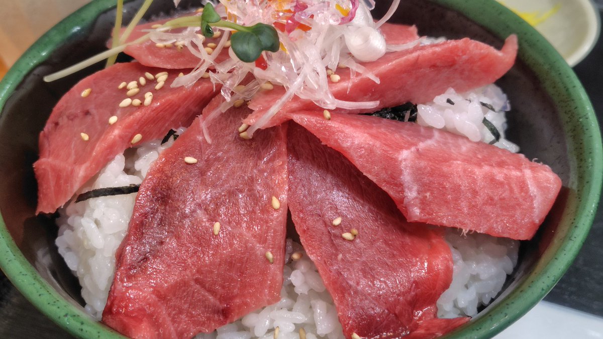 雪の中、友達と隣の市まで焼き芋を買いに行った帰りに
港のマグロ専門店で
限定クロマグロ丼を食べてきちゃいました♪😋
赤身と中トロって書いてあったけど
全部トロかと思うくらい脂が乗ってて
めちゃ美味しかったw(^q^) 
