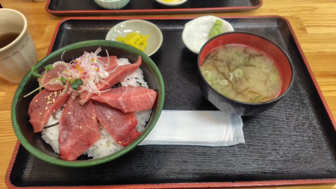 雪の中、友達と隣の市まで焼き芋を買いに行った帰りに 港のマグロ専門店で 限定クロマグロ丼を食べてきちゃいました 赤身と中トロって書いてあったけど 全部トロかと思うくらい脂が乗ってて めちゃ美味しかったw(^q^)