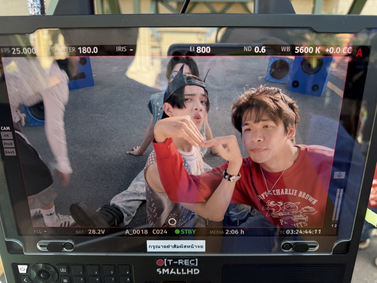 khunppol's tweet image. ไอดอลที่เทอเหลียว คงไม่เฟี้ยวเท่าพี่ตั้งผมหรอก
#BUS_SoBlue_MV
#KHUNPOL