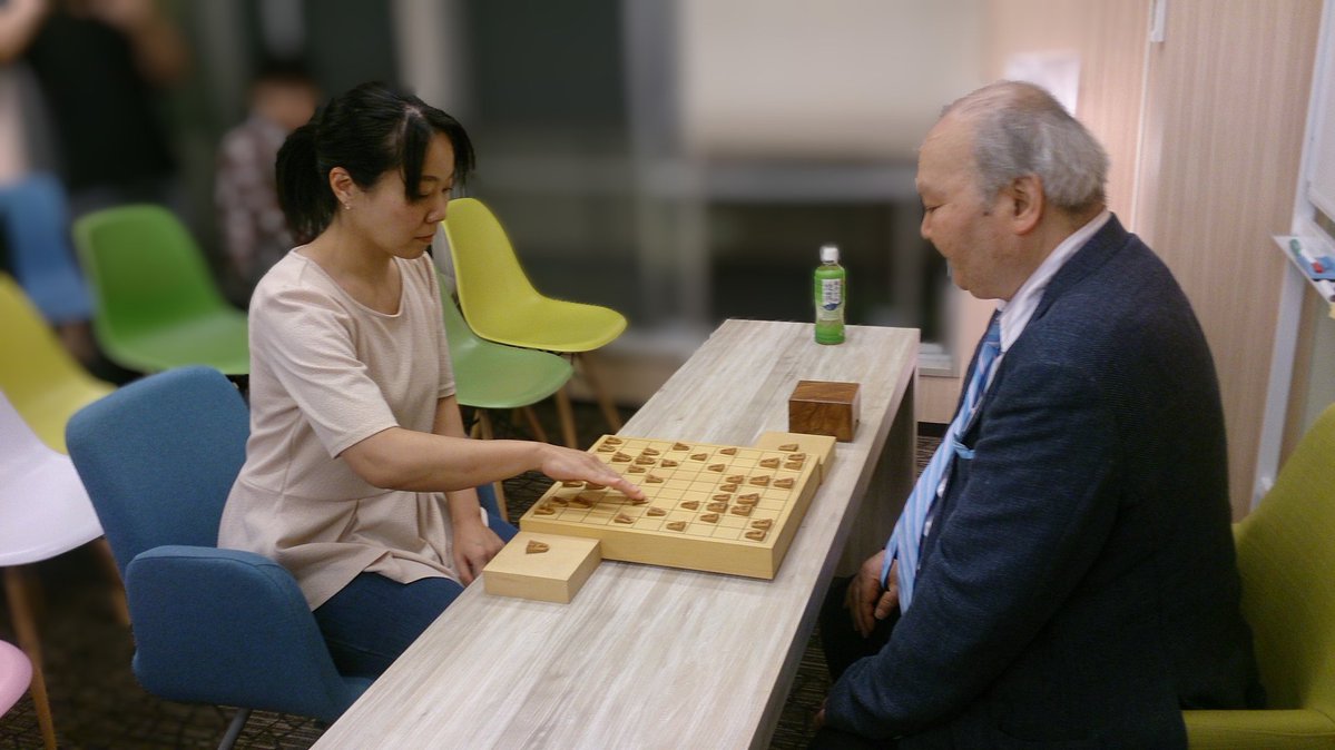 私が初めてお会いした棋士は加藤先生でした
まだ出来たばかりの将棋の森のイベントで
先生が纏う力強さと将棋への情熱で圧倒された覚えがあります
その後も数何回か先生とお会いできた事は1将棋ファンとして、とても幸せです
神の御許での平安をお祈り致します