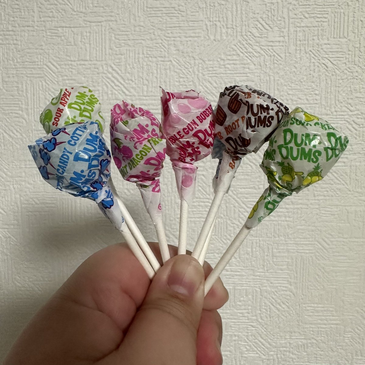 昨日、アメリカ人の友達に会って現地のDum-Dumsっていう棒付きキャンディをもらった。ケミカルでうまい。こういうの食べると、「もしアメリカで生まれてたら、いっつもこれ食べてたんだろうなあ」って別の世界線の自分を想像して楽しくなる。