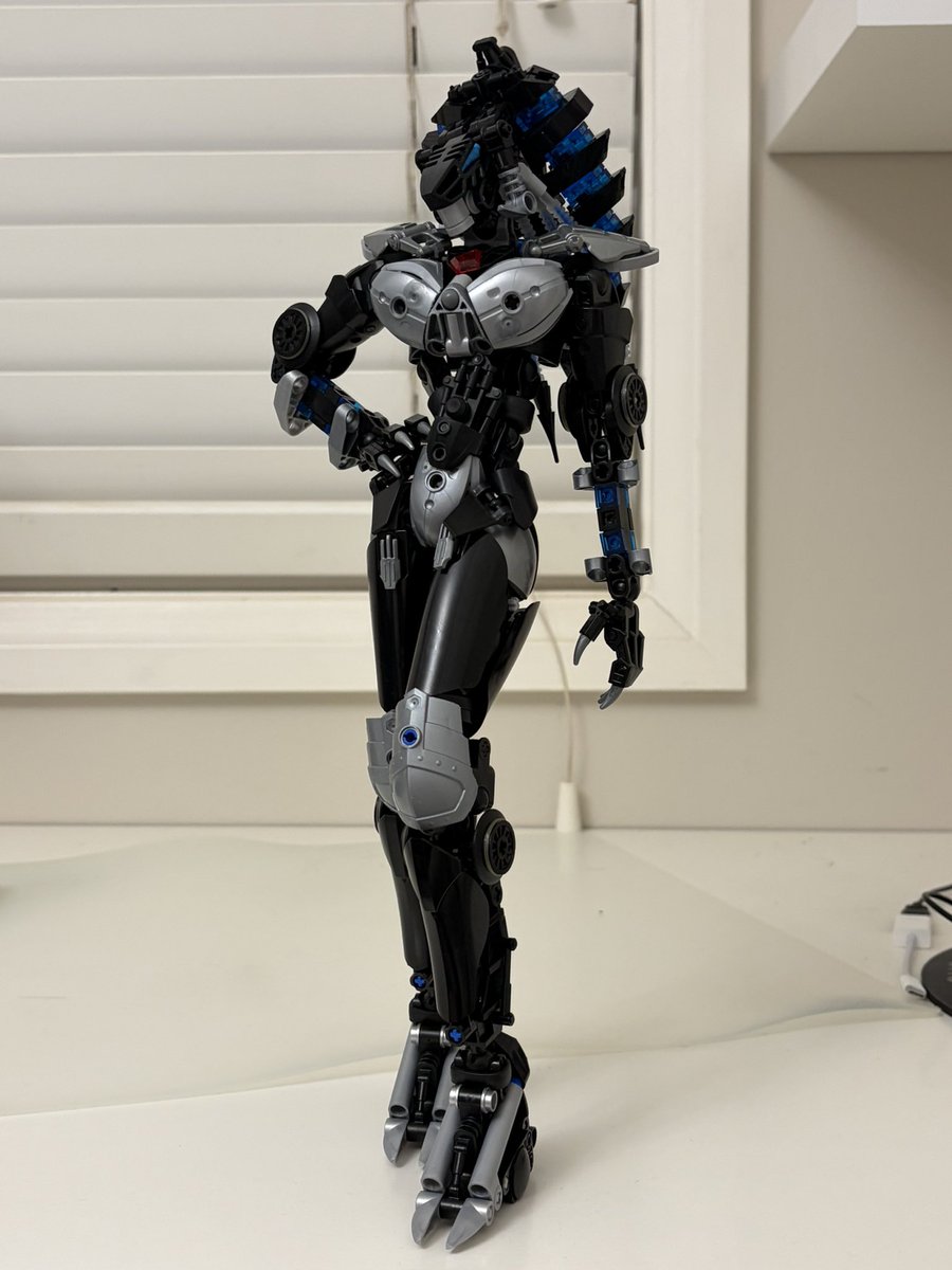 So urm… I’m still making these I guess. I present to you the most roodaka moc ever. The roodaka moc to end all roodaka Mocs.