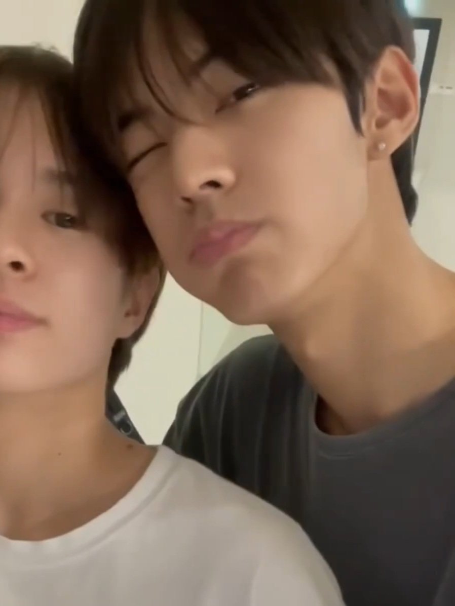 deucevs's tweet image. 도훈이 18살 때래 지금이랑 똑같은데 너무 애기...