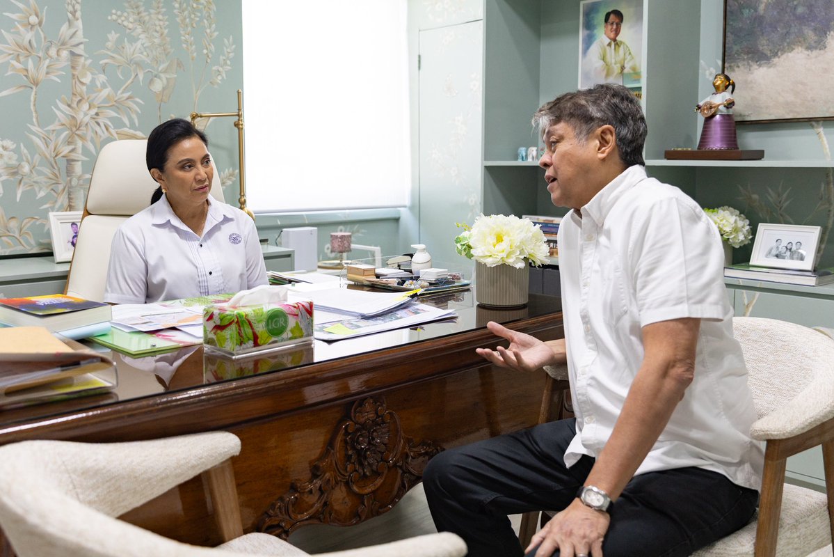 inquirerdotnet's tweet image. LENI-KIKO REUNION

LOOK: Senator Kiko Pangilinan pays a visit to Naga City Mayor Leni Robredo to discuss the full implementation of the Sagip Saka Act.

The two ran as a tandem in the 2022 presidential and vice presidential race. | 📷: Pangilinan/Facebook

For more stories, visit…