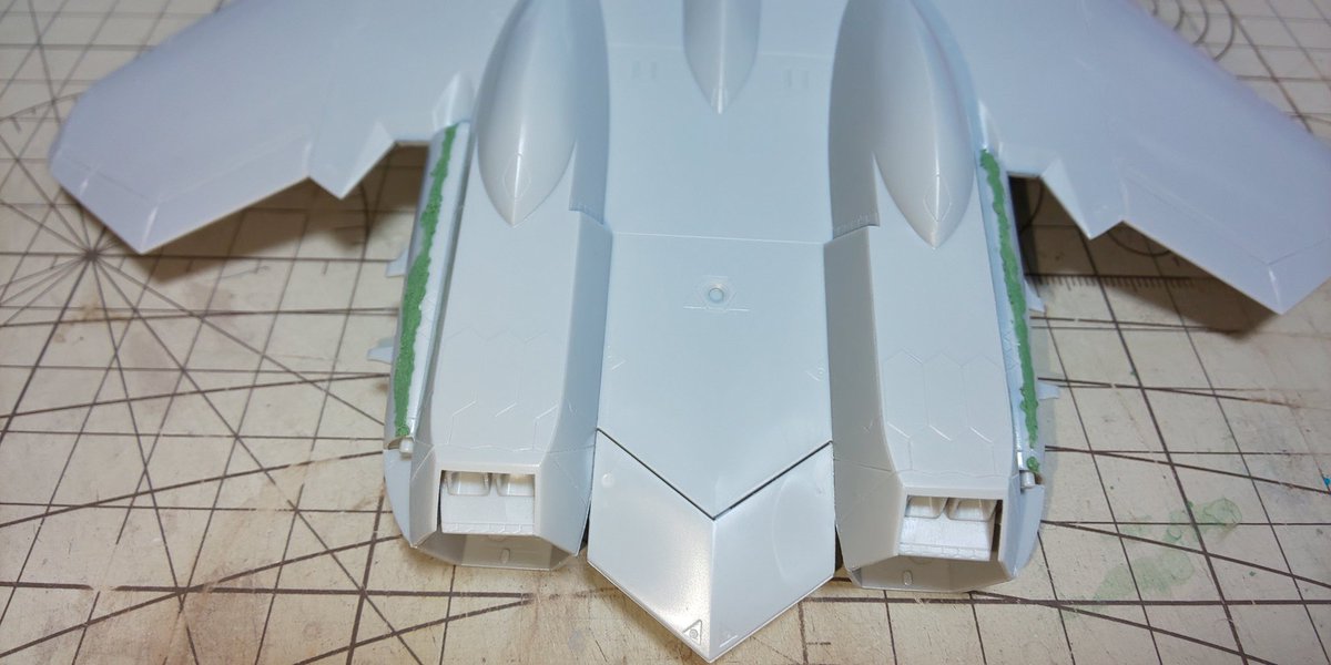 rianPSO2's tweet image. 昨日付けたパーツの合わせ目消しをしてノーズと垂直尾翼を付けるパーツを取り付けたっぴ(。-ω-)ノ
主翼にヒケがあったのでパテを盛ったのと取り付けたパーツに段差があるのでここもパテ盛りをしたっぴ🐤
明日はパテの整形だっぴ🐸