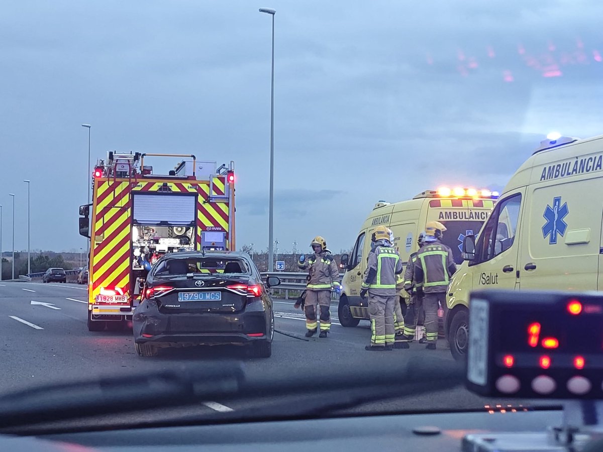 taxiyellowblack's tweet photo. Accidente en el acceso a la T1 del Aeropuerto de Barcelona con un #VTC #Uber #Cabify #Bolt Lo barato sale caro: seguridad nula, vehículos sin licencia urbana y ahora la gran pregunta es quién responde ante un siniestro La movilidad no es un juego #Vtcrash #UberCrash @aena @mossos https://t.co/0VOb2mr2mE