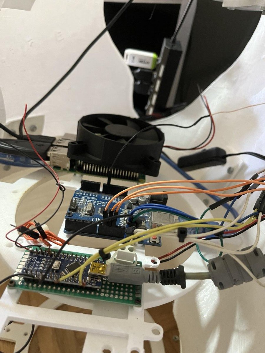 MakerFaireRome's tweet image. 🤖 Parla, ascolta, segue lo sguardo e interagisce con studenti e insegnanti: #Robro è il progetto open source di robotica educativa pensato per rendere IA e inclusione accessibili a tutte le scuole.
Presentato a #MFR2025 da Fabio Casciabianca, giornalista e maker, questo