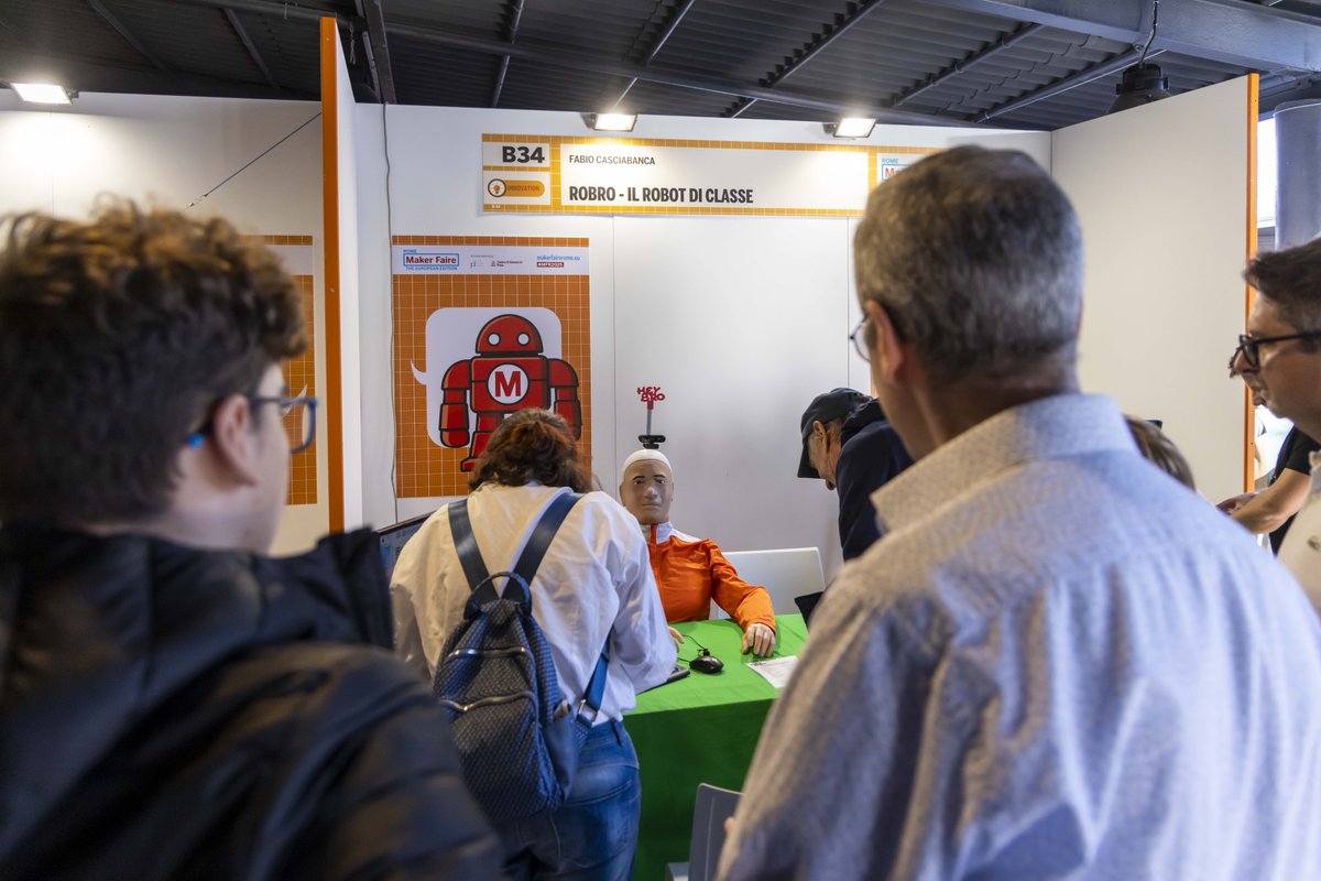 🤖 Parla, ascolta, segue lo sguardo e interagisce con studenti e insegnanti: #Robro è il progetto open source di robotica educativa pensato per rendere IA e inclusione accessibili a tutte le scuole.
Presentato a #MFR2025 da Fabio Casciabianca, giornalista e maker, questo