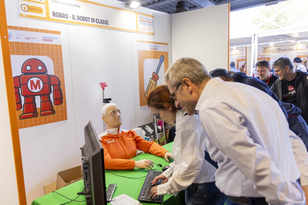 MakerFaireRome's tweet image. 🤖 Parla, ascolta, segue lo sguardo e interagisce con studenti e insegnanti: #Robro è il progetto open source di robotica educativa pensato per rendere IA e inclusione accessibili a tutte le scuole.
Presentato a #MFR2025 da Fabio Casciabianca, giornalista e maker, questo