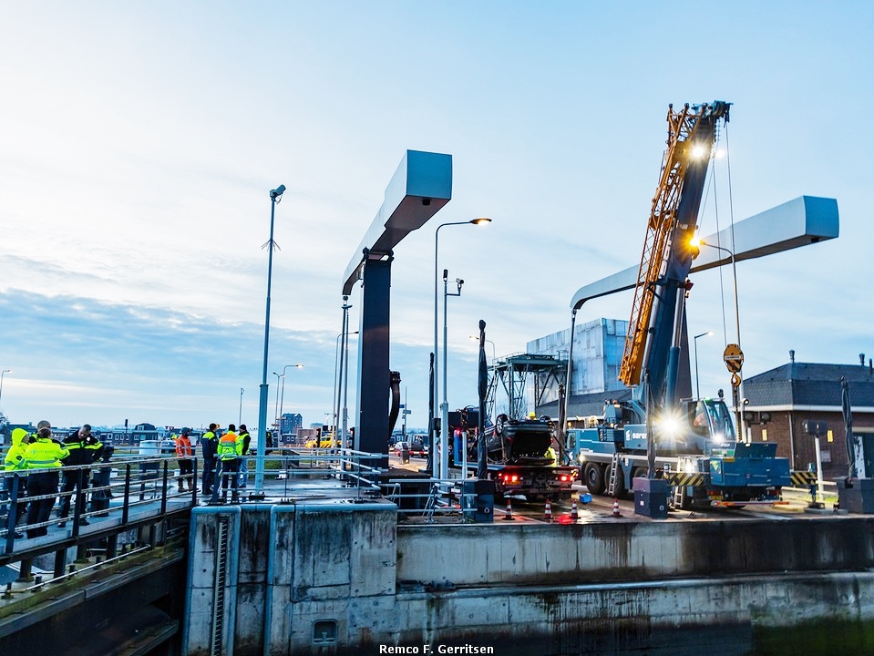 Dodelijk ongeval met auto te water in Julianasluis