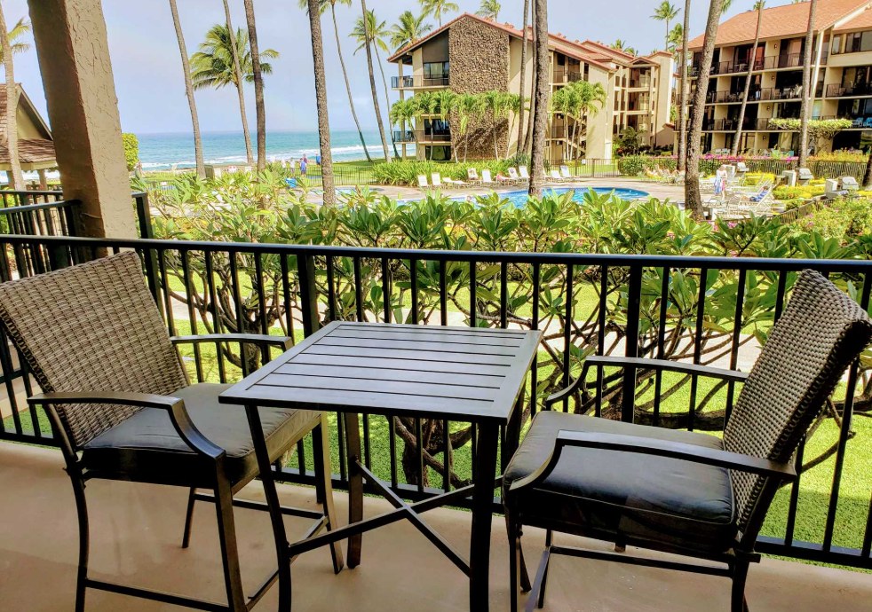 🌊 Maui magic awaits at Papakea Resort! 🌴
Renovated oceanfront studio in North Ka’anapali with ocean &amp; pool views, AC, shaded lanai, king bed, full kitchen &amp; beach gear. Whale watch Nov–Apr 🐋
Book your escape 🌺
 mauivision.com/vrp/rentals/pr…