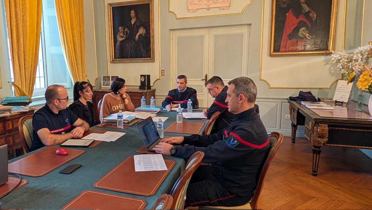 EntenteValabre's tweet photo. ➡️ En lien avec la valeur de la semaine : la tradition, et afin de conférer aux jurys la solennité requise au regard des enjeux, les délibérations se tiennent dans le salon de la Marquise, lieu historique de notre établissement.
#fdf
#ecasc https://t.co/JgT5egPSFF