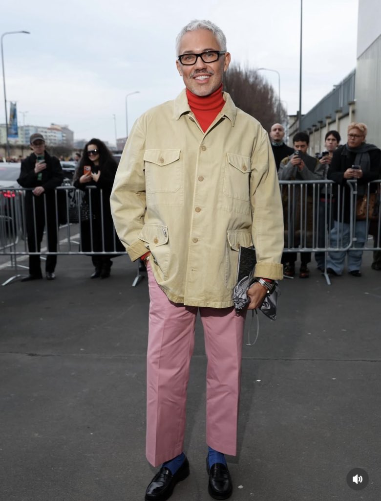 xls_jpeg's tweet image. Рогов полжизни не понимал, почему российский Condé Nast его не пропускает, не печатает и не приглашает на мероприятия.

Также Рогов на показе Prada Fall/Winter 2026–2027 с БАЗОВЫМ тюнингом лица рандомной селухи с патриков, клоунским луком и его фирменным загаром 2007 года 😘…