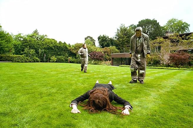 VortexLexa's tweet image. January : 1st film in theater 
Bugonia : 4,5/5 👽
Distress and fear is all it takes for someone to lose their mind in the fragile pursuit of one goal
Whatever the truth, whatever it takes whatever it loses 
Satisfying and pretty film for an ugly and disappointing world