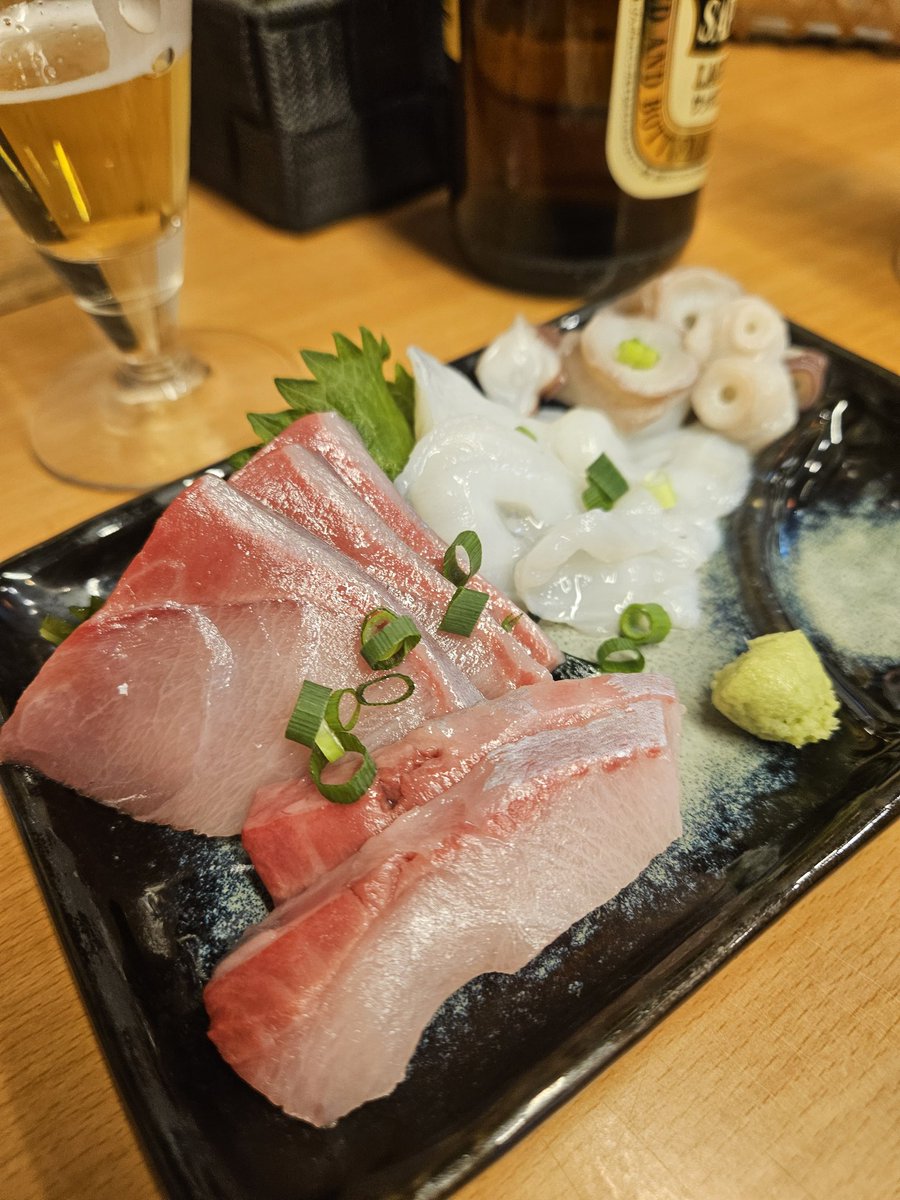 御徒町 三幸酒店
空いてるタイミングあるんだ、という驚きで飛び込んだ。ウイスキーやバーボンの品揃えが豊富な印象あったけど魚もおいしい