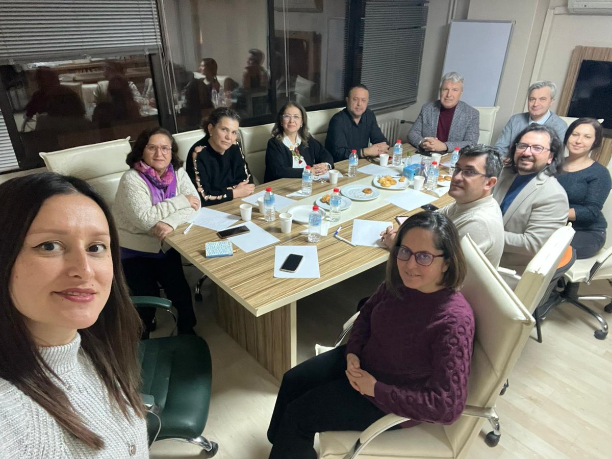 Dün akşam AHEF başkanı sayın Taner Balbay ve yönetim kurulu üyesi sayın Sermin Çengel derneğimizi ziyaret ettiler. Yapılan toplantıda sahanın sorun ve taleplerini kendilerine ilettik, bakanlıkla yapılan görüşmelerle ilgili bilgi aldık. Kendilerine davetimizi kırmayarak yaptıkları