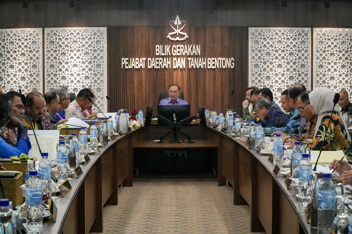 farhanfauzi_my's tweet photo. Hari ini, saya mengiringi YAB Perdana Menteri Dato’ Seri @anwaribrahim ke Pejabat Daerah dan Tanah Bentong, Pahang bagi mendengar taklimat pembangunan daerah oleh YAB Menteri Besar Pahang yang disertai pimpinan Kerajaan Negeri dan daerah. 

Dalam sesi taklimat bersama kepimpinan Kerajaan Negeri Pahang, YAB Perdana Menteri menekankan keperluan setiap projek dilaksanakan dengan segera serta berintegriti tanpa sebarang alasan kelewatan daripada pihak pengurusan atau kontraktor.

Beliau juga mahu masalah kemiskinan tegar melibatkan 106 keluarga di Bentong diselesaikan dalam masa sebulan. 

Insya-Allah, usaha yang ingin digerakkan ini akan dilaksanakan dengan penuh iltizam dan pemantauan rapi bagi memastikan tiada lagi rakyat yang terpinggir dalam arus pembangunan.

#MalaysiaMADANI
#MADANIBekerja
#RancakkanMADANI