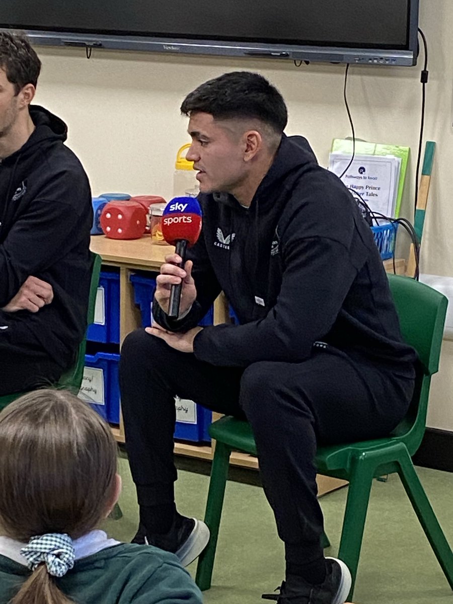Went back to school yesterday with Merlin Rohl, Harrison Armstrong and Charly Alcaraz, what a great day, these lads represented the club tremendously, an absolute credit to the Everton name! You can see it ahead of the game v Leeds on ⁦<a href="/SkySportsNews/">Sky Sports News</a>⁩ ⁦<a href="/Everton/">Everton</a>⁩