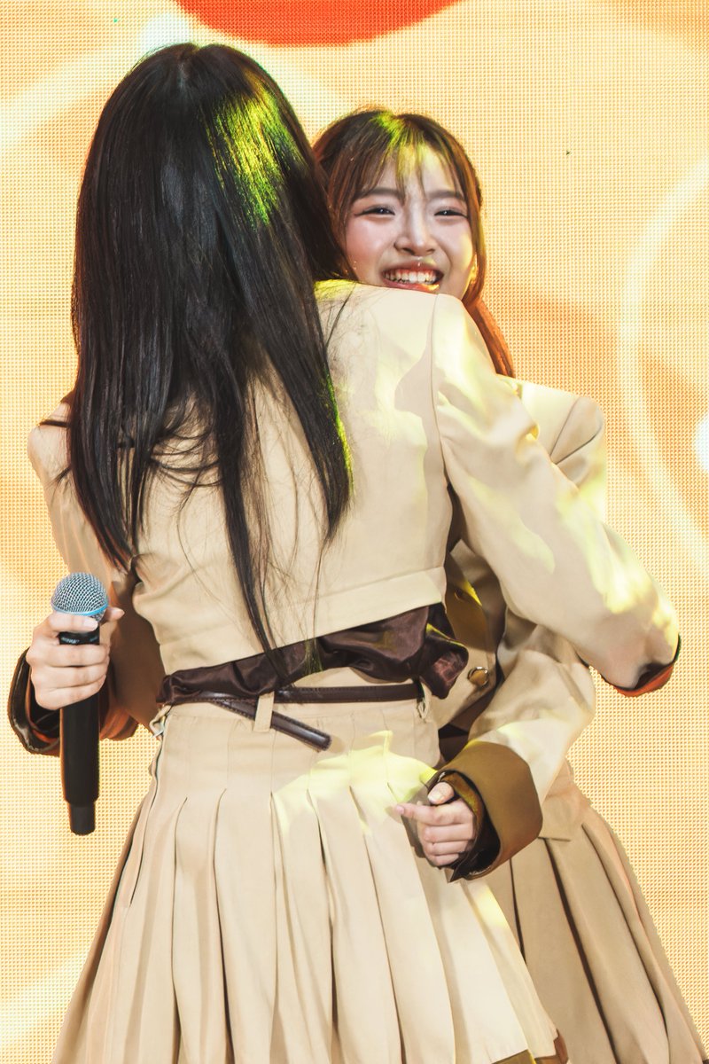 SkipWorkfor48TH's tweet image. BNK48 @ Paradise Park [2026-01-17] (PRAEW Part)

ถ้าไม่ลงรูป น้องแพรว ใน rs นี้
คือเหมือนทำบาปมหันต์
กับเวทีที่แสงนิ่งสว่างพอเพียง
ไร้แสงสีรบกวนเกินงาม
น้องสวยจนต้องบันทึก
ให้มันเป็นพงศาวดาร
ของสิ่งที่น่ารักที่สุด

อัลบั้ม
tinyurl.com/2pp5pjby

#PRAEWBNK48
#BNK48