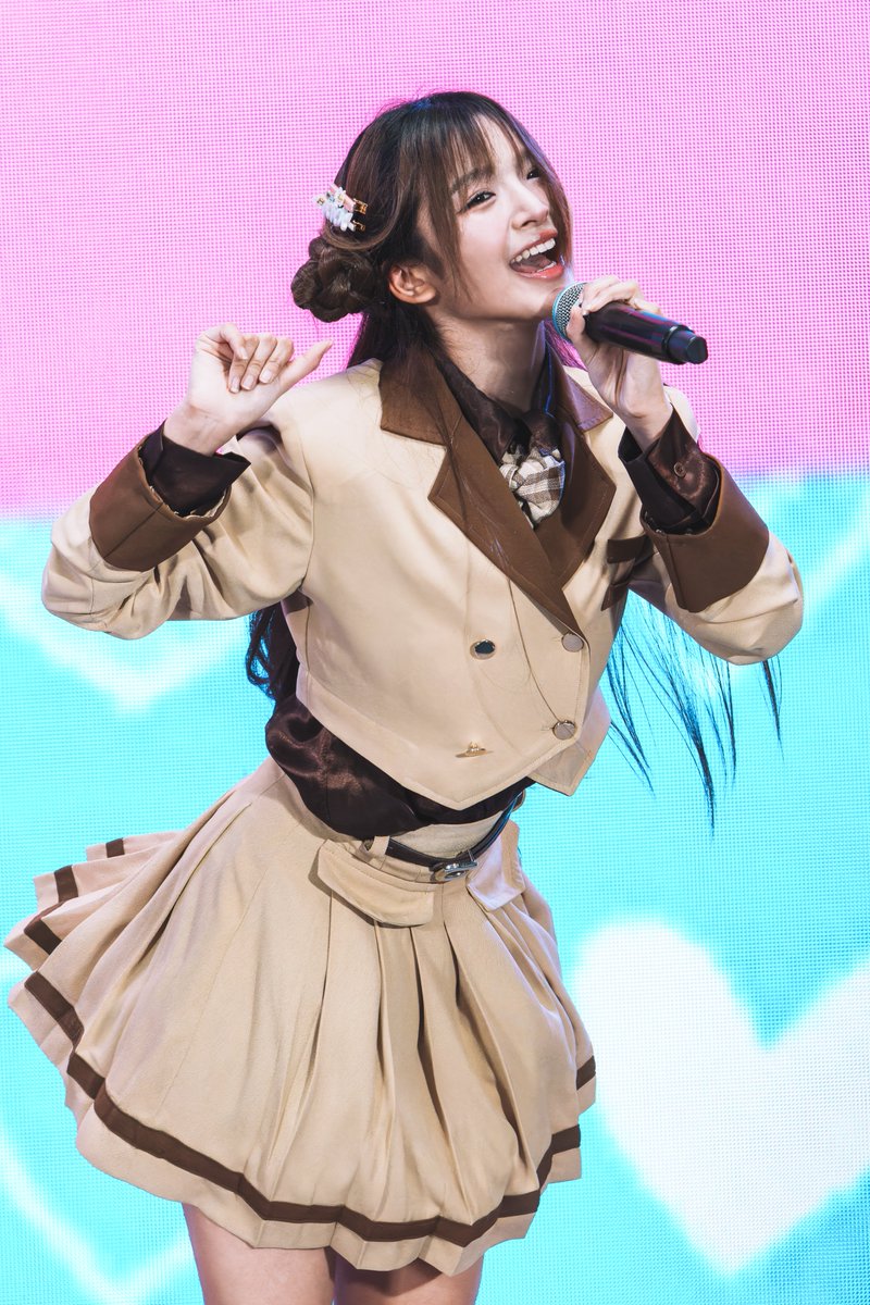 SkipWorkfor48TH's tweet image. BNK48 @ Paradise Park [2026-01-17] (PRAEW Part)

ถ้าไม่ลงรูป น้องแพรว ใน rs นี้
คือเหมือนทำบาปมหันต์
กับเวทีที่แสงนิ่งสว่างพอเพียง
ไร้แสงสีรบกวนเกินงาม
น้องสวยจนต้องบันทึก
ให้มันเป็นพงศาวดาร
ของสิ่งที่น่ารักที่สุด

อัลบั้ม
tinyurl.com/2pp5pjby

#PRAEWBNK48
#BNK48