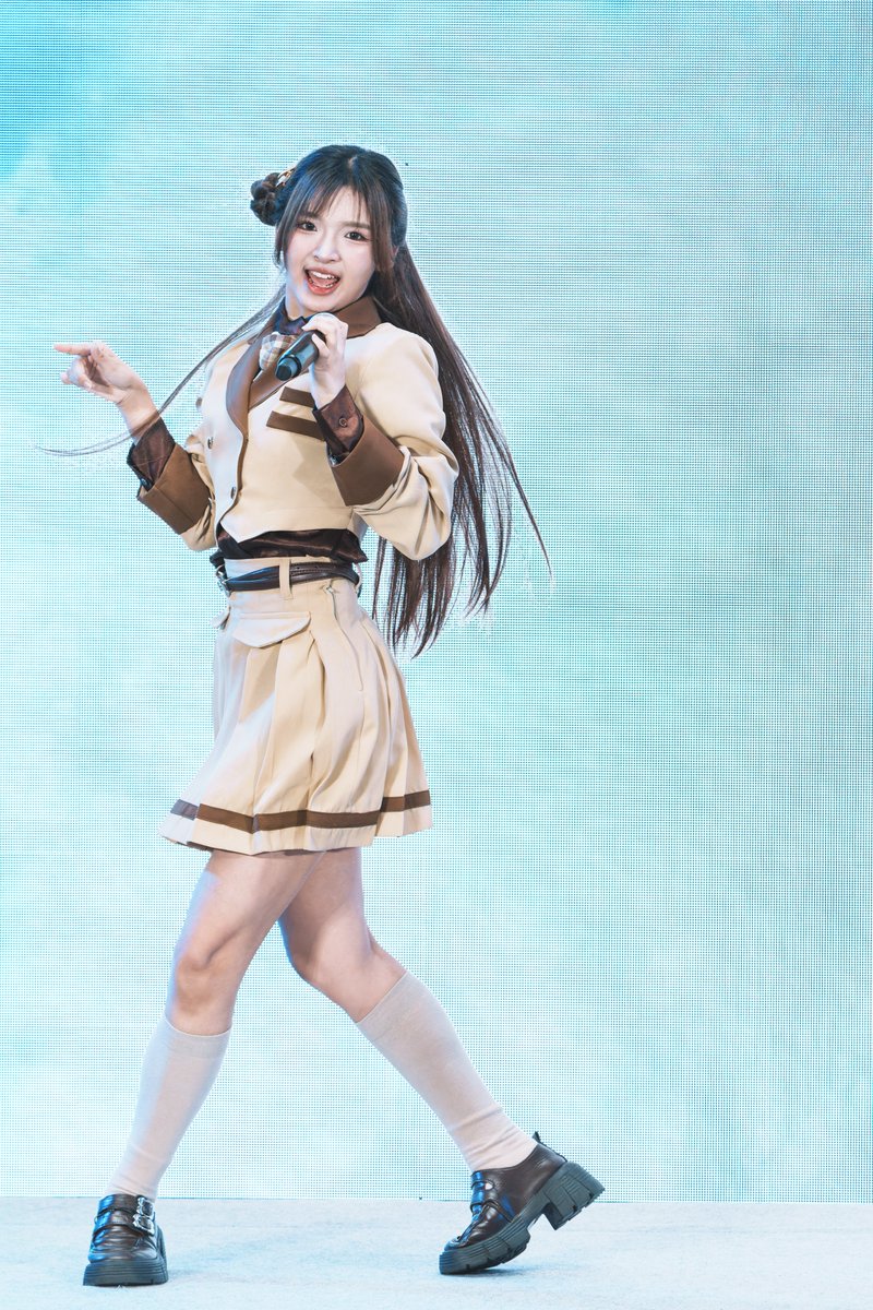 SkipWorkfor48TH's tweet image. BNK48 @ Paradise Park [2026-01-17] (PRAEW Part)

ถ้าไม่ลงรูป น้องแพรว ใน rs นี้
คือเหมือนทำบาปมหันต์
กับเวทีที่แสงนิ่งสว่างพอเพียง
ไร้แสงสีรบกวนเกินงาม
น้องสวยจนต้องบันทึก
ให้มันเป็นพงศาวดาร
ของสิ่งที่น่ารักที่สุด

อัลบั้ม
tinyurl.com/2pp5pjby

#PRAEWBNK48
#BNK48