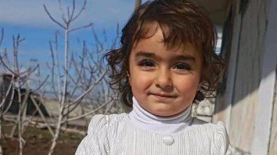 GusoderX's tweet image. #SONDAKİKA GÖZ GÖRE GÖRE ÇOCUKLARIMIZ KATLEDİLİYOR

Mardin'in Midyat ilçesinde başıboş köpeklerin saldırısına uğrayan 4 yaşındaki Nazlı Aldemir ağır yaralandı.

Yoğun bakım ünitesinde tedaviye alınan küçük çocuğun hayati tehlikesi devam ediyor.

Ne olur artık bu vahşeti durdurun!…