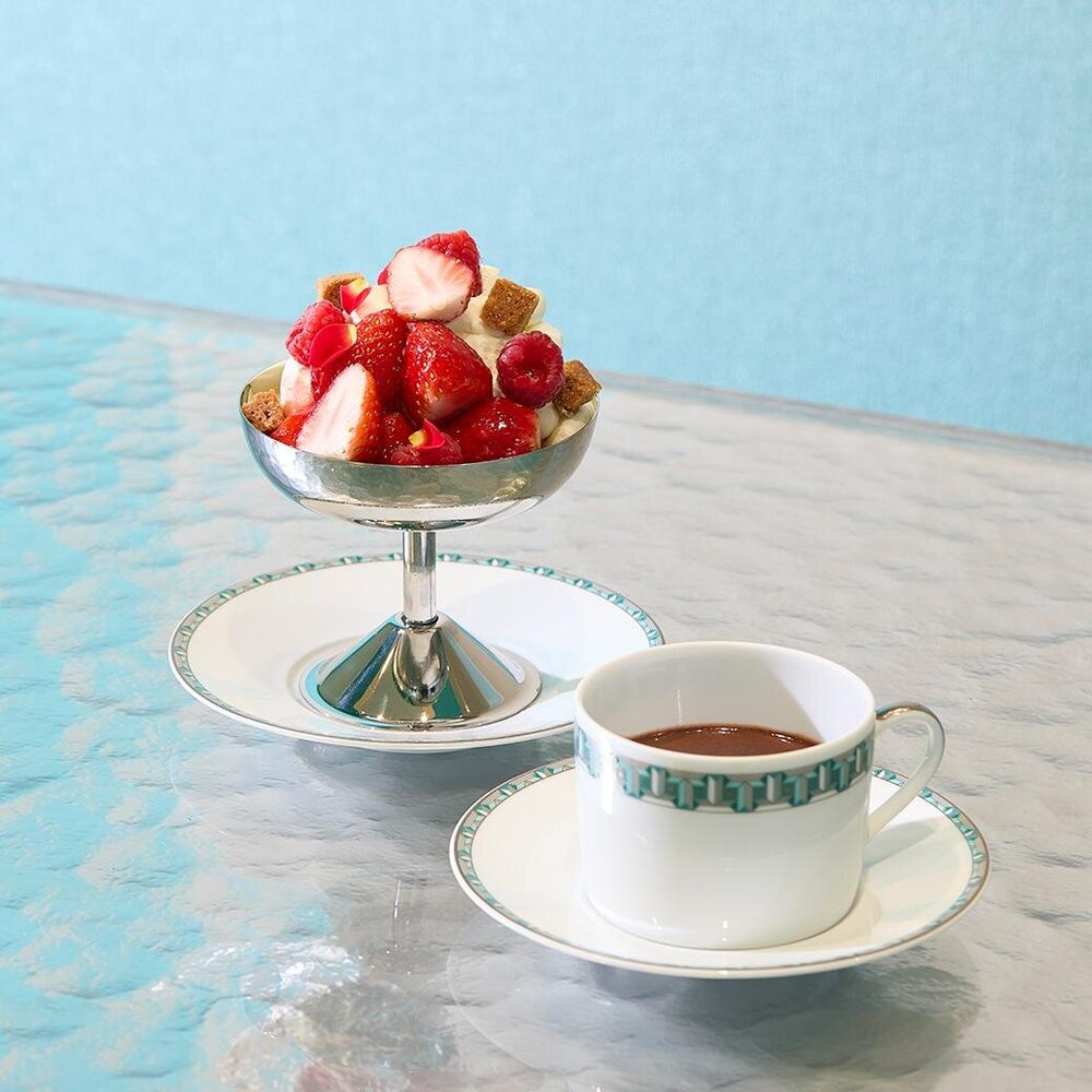 ティファニー 銀座「ブルー ボックス カフェ」“苺やクリーム”と味わう濃厚ホットチョコレート - fashion-press.net/news/142460