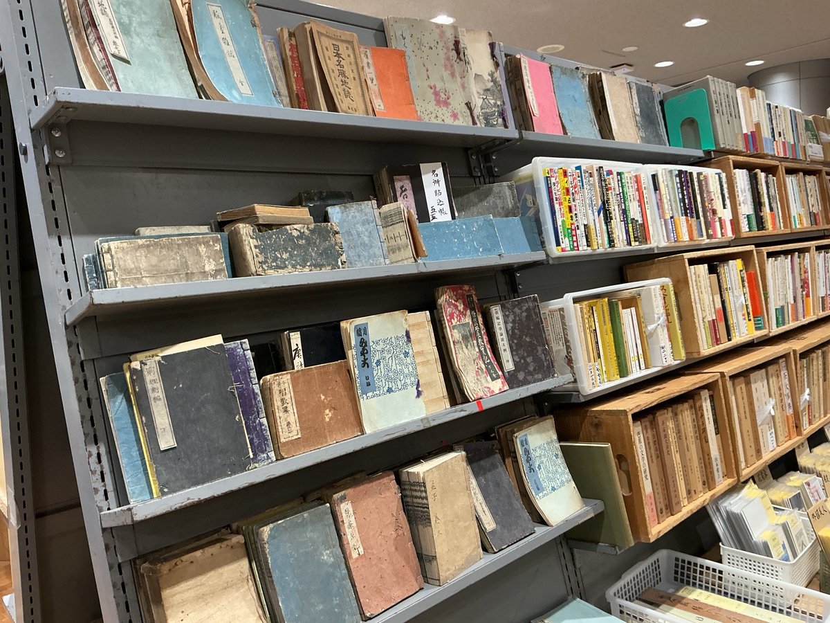 和洋会を並べてきました。国文の硬い本や￥110均一和本など新規の本がいっぱいです。もちろん絵葉書は400枚以上追加。紙ものもいろいろ作りました。寒波ですが、古本・紙ものへの熱い心で神田古書会館へいらっしゃってください。今年もよろしくお願いします。