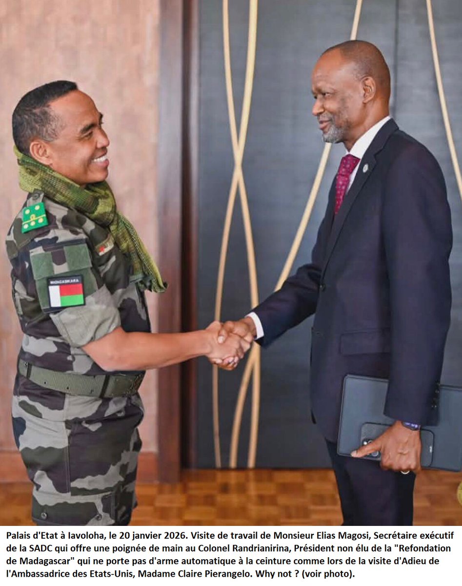 Madagascar. Quand, pour qui et pourquoi, le Colonel Randrianirina doit-il porter ou non une arme automatique à sa ceinture ? Photos de deux cas de visite différente, le 20 janvier 2026 au Palais d’État à Iavoloha.