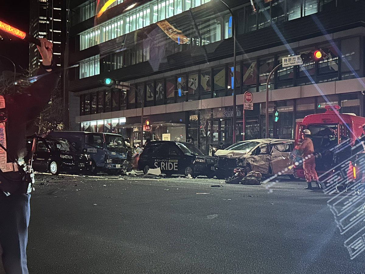 odungstock's tweet photo. 赤坂特許庁前の事故やば！渋滞でタクシー動かなくなってしまった https://t.co/FWBBHFkdH0