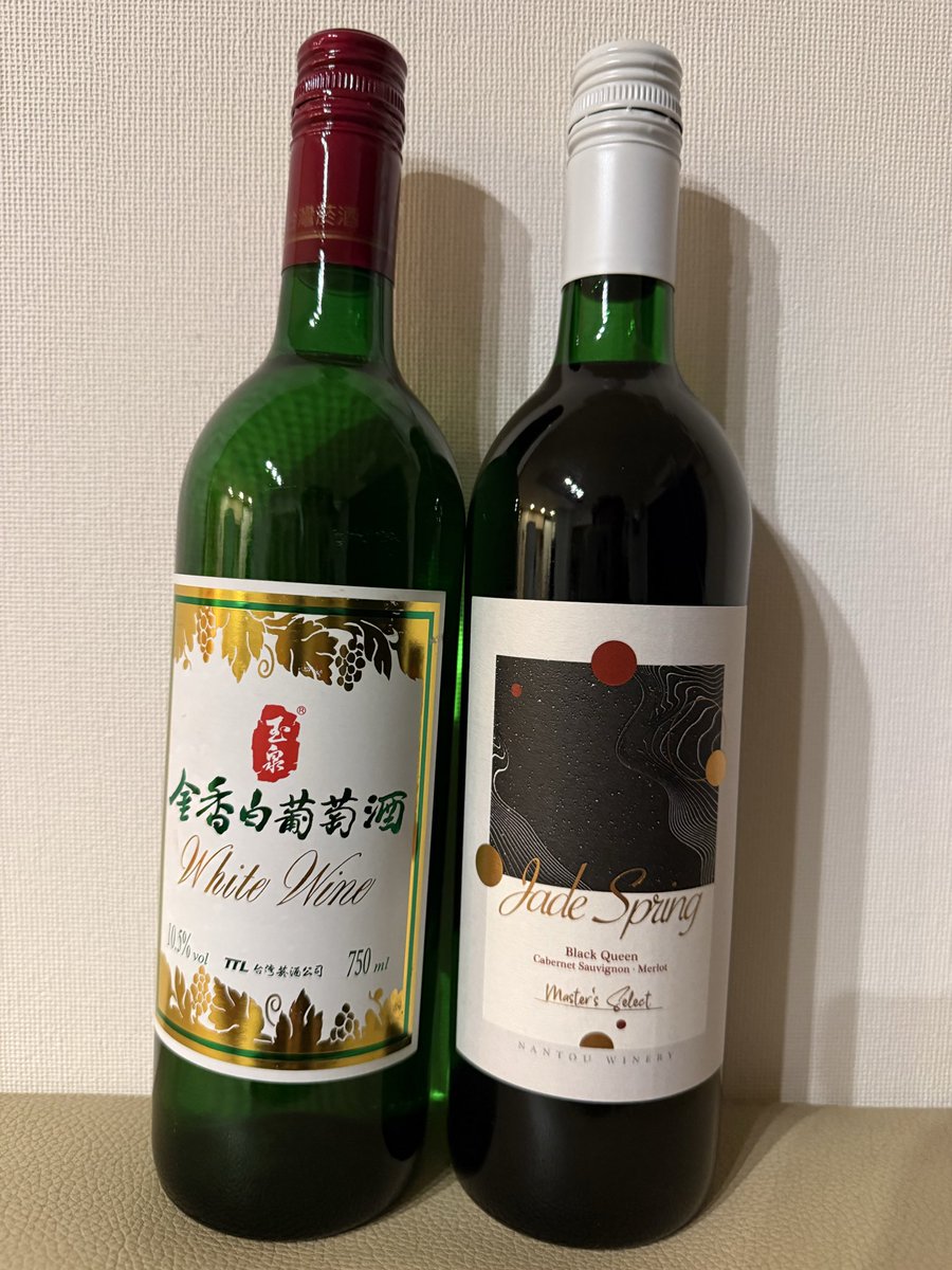 usunaga_kensuke's tweet photo. 台北で買った台湾産ワインの赤と白。白はネット上に情報が無く原料のブドウ種類は今のところ不明。香りはあっさりで少し甘め。苦みもあり。赤はブラッククイーン/CS/メルローで、まだ試していないが結構甘口らしい。
#台湾ワイン https://t.co/NaoXqLiRSK