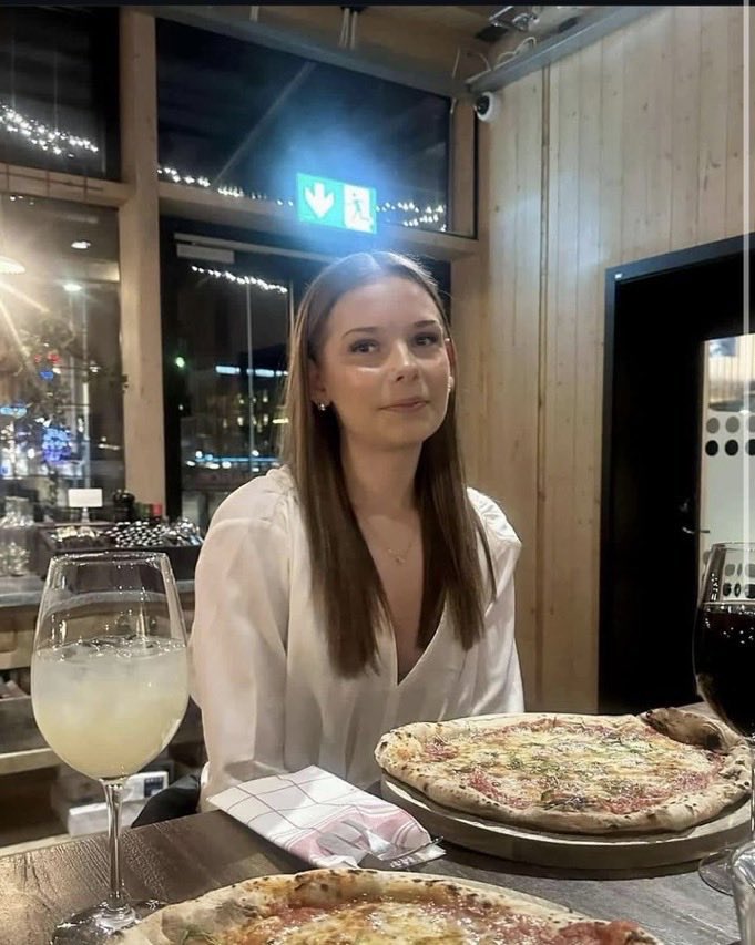 🚨 🇸🇪 Il s'agit de la Suédoise Meya, 16 ans, qui a été agressée et violée par l'Érythréen Mohamed alors qu'elle rentrait chez elle après le travail.

Il n'a pas été condamné à l'expulsion parce que le viol n'a pas duré assez longtemps.

On pourrait croire à une blague bizarre,