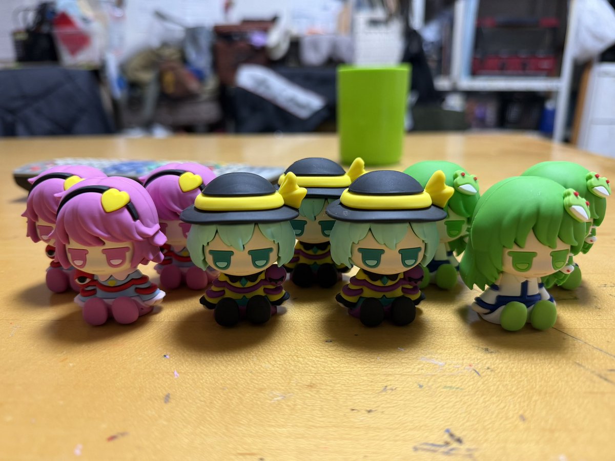 また懲りずに買いに行ったら1店舗目は通常が出て2店舗目はごちゃ混ぜで何があるかわからなかったけど2つ目ぐらいならダブっていいかと買ったら…さなえ×2 これが、奇跡を起こす程度の能力… じゃねーんだよ(T ^ T)