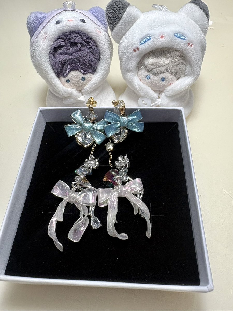 เพิ่งพอมีเวลารีวิว🥹 ฝากหิ้วต่างหูโบว์3รอบเพิ่งได้สีฟ้ามาตอนออนไลน์ ใดๆคือสวยทุกสี🥹🥲 ใส่ง่ายกว่าที่คิด นี่ใส่ถ่ายรูปรับปรญเดินตั้งแต่เช้ายันบ่ายยังอยู่ดี ถูกใจสุดๆ  #applesin_review