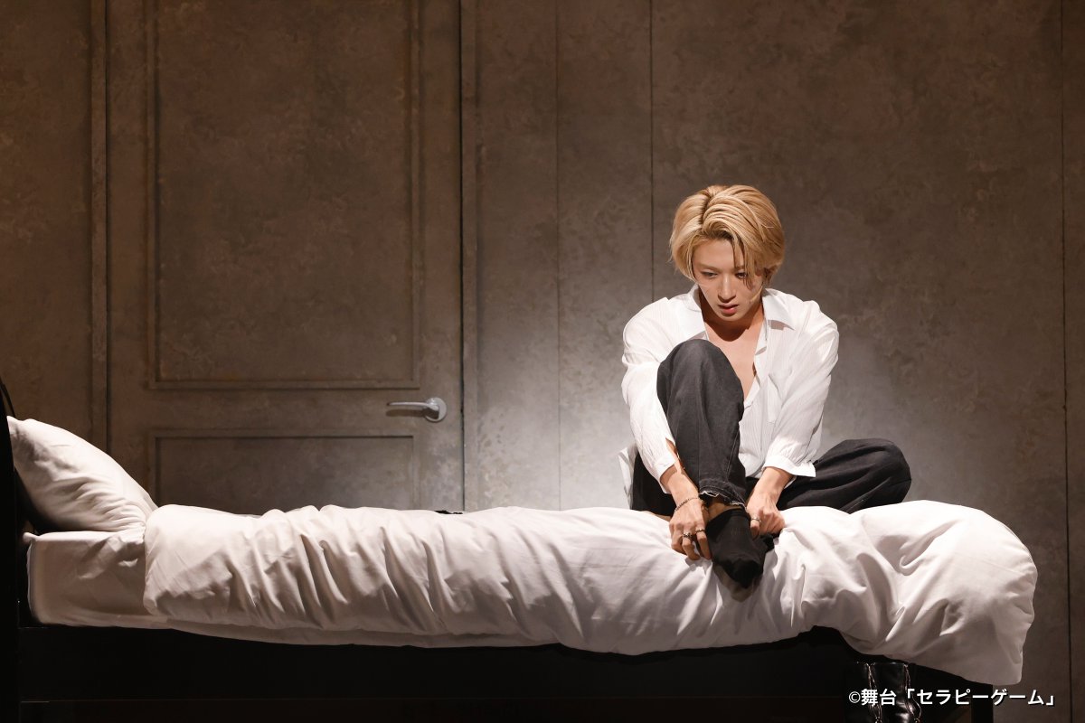 therapygame_'s tweet photo. /／
NAOYA(MAZZEL),冨田侑暉(龍宮城) W主演
#舞台セラピーゲーム
ゲネプロ 舞台写真公開📸
\＼

❒ いよいよ今週末 Huluライブ配信！
1/24(土) 12:30/17:00
1/25(日) 12:00/16:30
計4公演配信❣️

👇視聴チケット販売中
https://t.co/CvBpmgm2p5
☑︎リアルタイムでお届け！
☑︎見逃し配信も📱 https://t.co/FBrWtgYU3Z