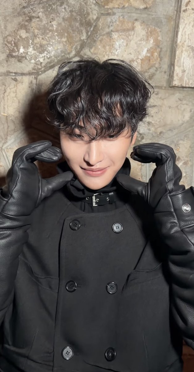 하늘을 문득 올려다보니
성화 미소가 생각나는 달이 떠있어
널 뺀 내인생은 낭만이 없을것 같아
살아갈순 있겠지만 이리도 아름답진 않을것 같아

T식 사랑고백 박성화, 난 후진은 없어 사랑해