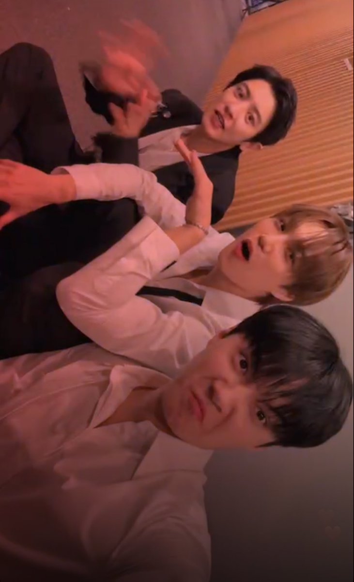 เอ็กโซนั่งไลฟ์กันบนพื้นในโถงทางเดินรายการเพลง 😂