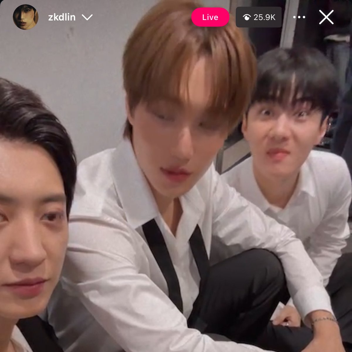 จงอินมาไลฟ์ตอนอยู่แบคสเตจเอมอา แล้วดูยัยงุงทำหน้า เด่กตูดจริงๆๆๆ 555555555555555555555