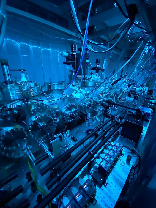 NanotechnoWorld's tweet photo. Can a small lump of metal be in a quantum state that extends over distant locations? A research team at the University of Vienna answers this question with a resounding yes. In the journal Nature, physicists from the University of Vienna and the University of Duisburg-Essen show that even massive nanoparticles consisting of thousands of sodium atoms follow the rules of quantum mechanics. The experiment is currently one of the best tests of quantum mechanics on a macroscopic scale. 

https://t.co/C5uiXZqdEg