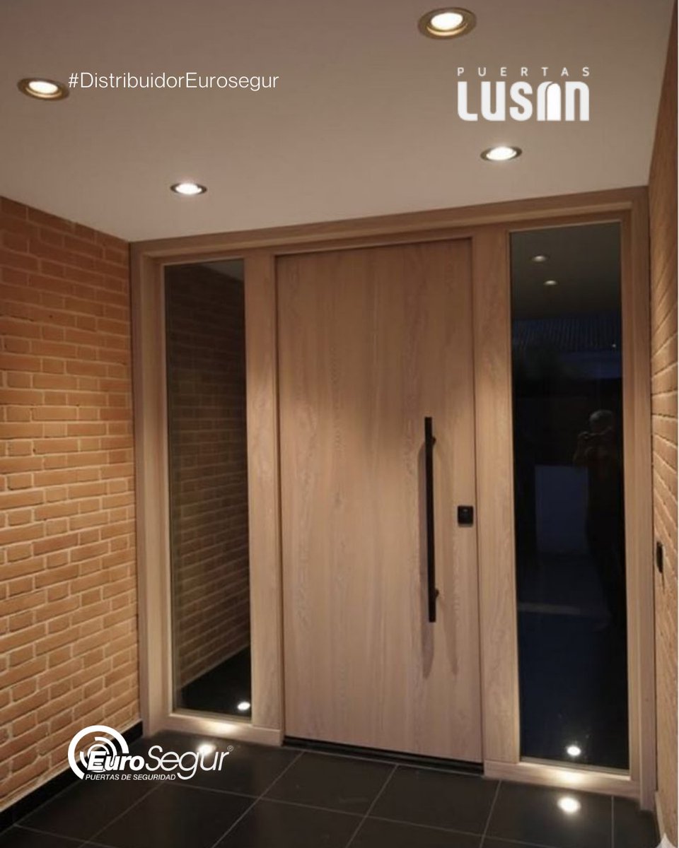 Eurosegur's tweet photo. La seguridad no está reñida con el diseño. 🛡️✨

Instalación de la Puerta Acorazada #Eurosegur 3.0 con fijos laterales por @puertaslusan. Máxima protección y entrada llena de luz. 🏡

Más info: 🔗 https://t.co/DifnKtLHRF

#SeguridadHogar #PuertasAcorazadas #Diseño https://t.co/4BF92tQnnf