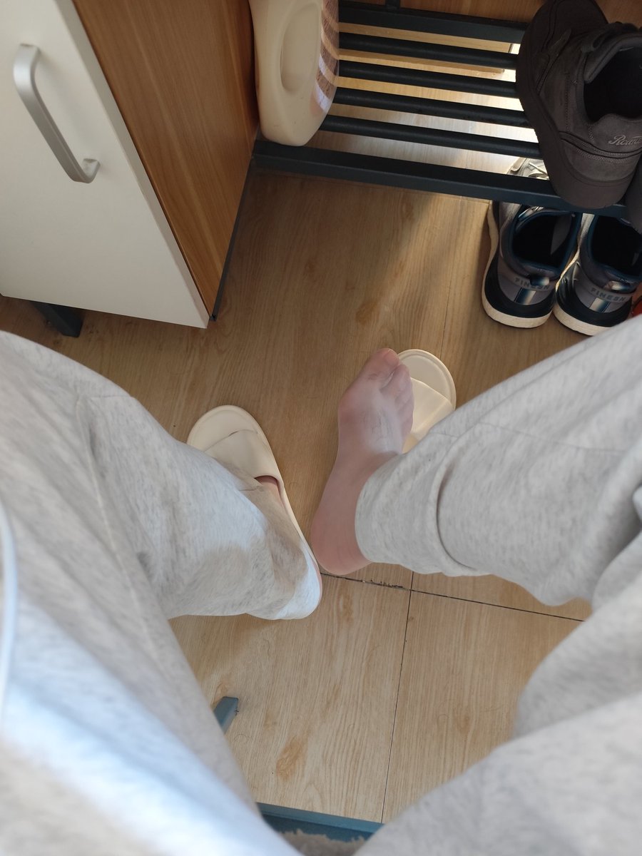 zzzhs12138's tweet photo. 真的爱惨了丝😭😭😭，想要一个能天天一起穿的对象
＃男丝
＃男丝袜
＃男生穿丝袜 https://t.co/Df8O8ml3RV