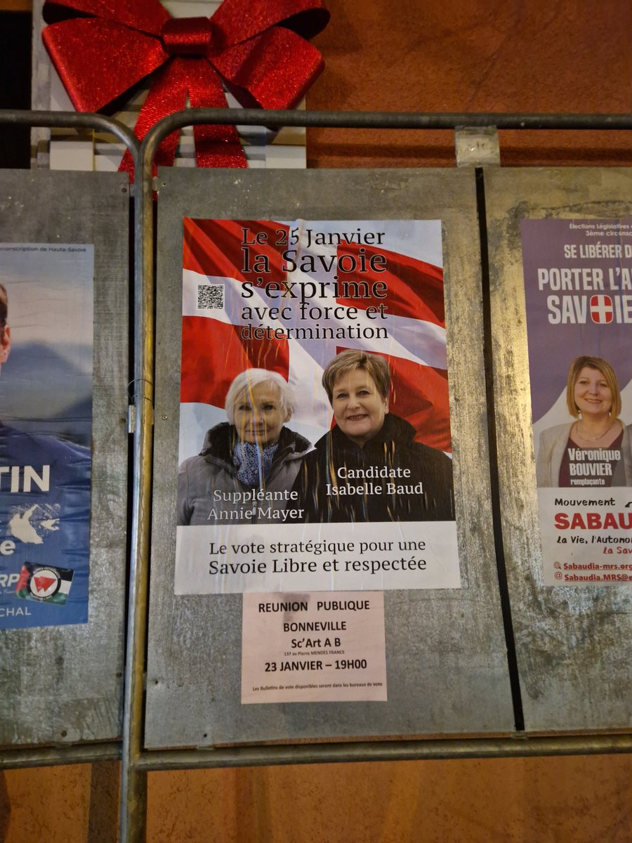 PPeylin's tweet photo. ⚪️🔴  Législatives partielles dans la 3ème circonscription de la Savoie du Nord !
Panneaux derrière la Mairie de la Roche-sur-Foron.
⚪️🔴  Blanc et Rouge, Savoie libre et souveraine !! 
#100pour100savoie  #Savoie #SavoieLibre #Savoiesouveraine https://t.co/f6djI6kG6K