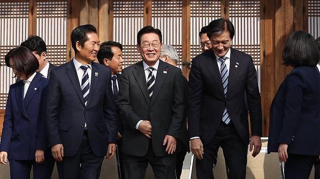 Minhyungbae's tweet image. 더불어민주당-조국혁신당 합당, 저는 분명히 찬성합니다. 내란의 잔불 앞에서 미세한 차이만 있을 뿐  갈 길은 같습니다. 
따로 설 이유보다 함께할 이유가 많은 6·3 필승전략, 정청래 대표 뜻에 힘 보태겠습니다. 길은 있습니다!