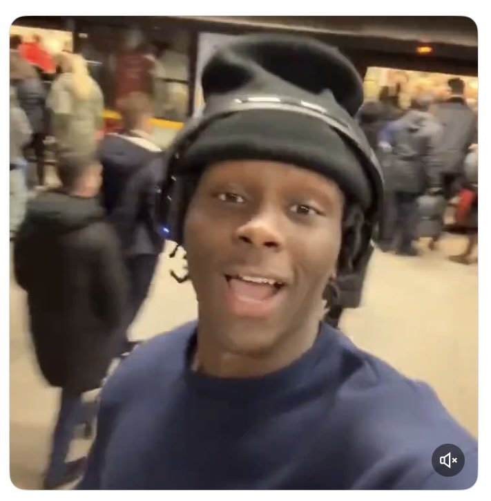 dailytelescope's tweet image. @metpoliceuk @MayorofLondon 
#londontransportpolice

Here’s the fool you need to find on the London Underground / railway