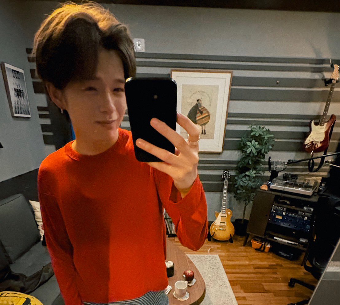 asahiismymine's tweet image. คือฮีทำได้ไงฟะ เป็นเด็ก 2001 ที่เหมือนมีฟิลเตอร์ 90’s อยู่ตลอดเวลา โคตรจะวัยรุ่นญี่ปุ่นที่จริงใจ เหมือนรูปพ่อสมัยจีบแม่ใหม่ๆในกระเป๋าสตางค์อะไรแบบนั้นอะ ฮีเว่อเกินปะ หนูชอบนะพี่ ;-;