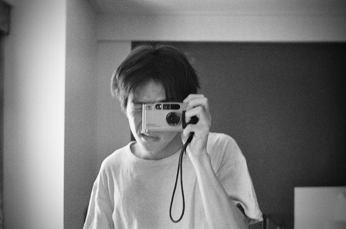 asahiismymine's tweet image. คือฮีทำได้ไงฟะ เป็นเด็ก 2001 ที่เหมือนมีฟิลเตอร์ 90’s อยู่ตลอดเวลา โคตรจะวัยรุ่นญี่ปุ่นที่จริงใจ เหมือนรูปพ่อสมัยจีบแม่ใหม่ๆในกระเป๋าสตางค์อะไรแบบนั้นอะ ฮีเว่อเกินปะ หนูชอบนะพี่ ;-;