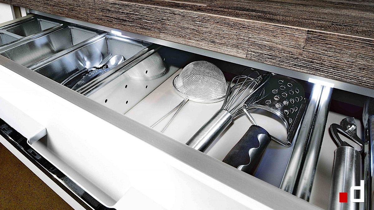 🍴✂️ Mach Schluss mit dem Chaos in der Küchenschublade! Individuell anpassbare Besteckeinsätze von #dassbach Küchen sorgen für perfekte Ordnung. So geht effizientes Kochen heute! 🌟✨ Mehr erfahren👉 buff.ly/8V4M1Ii #KüchenOrdnung #EffizientKochen